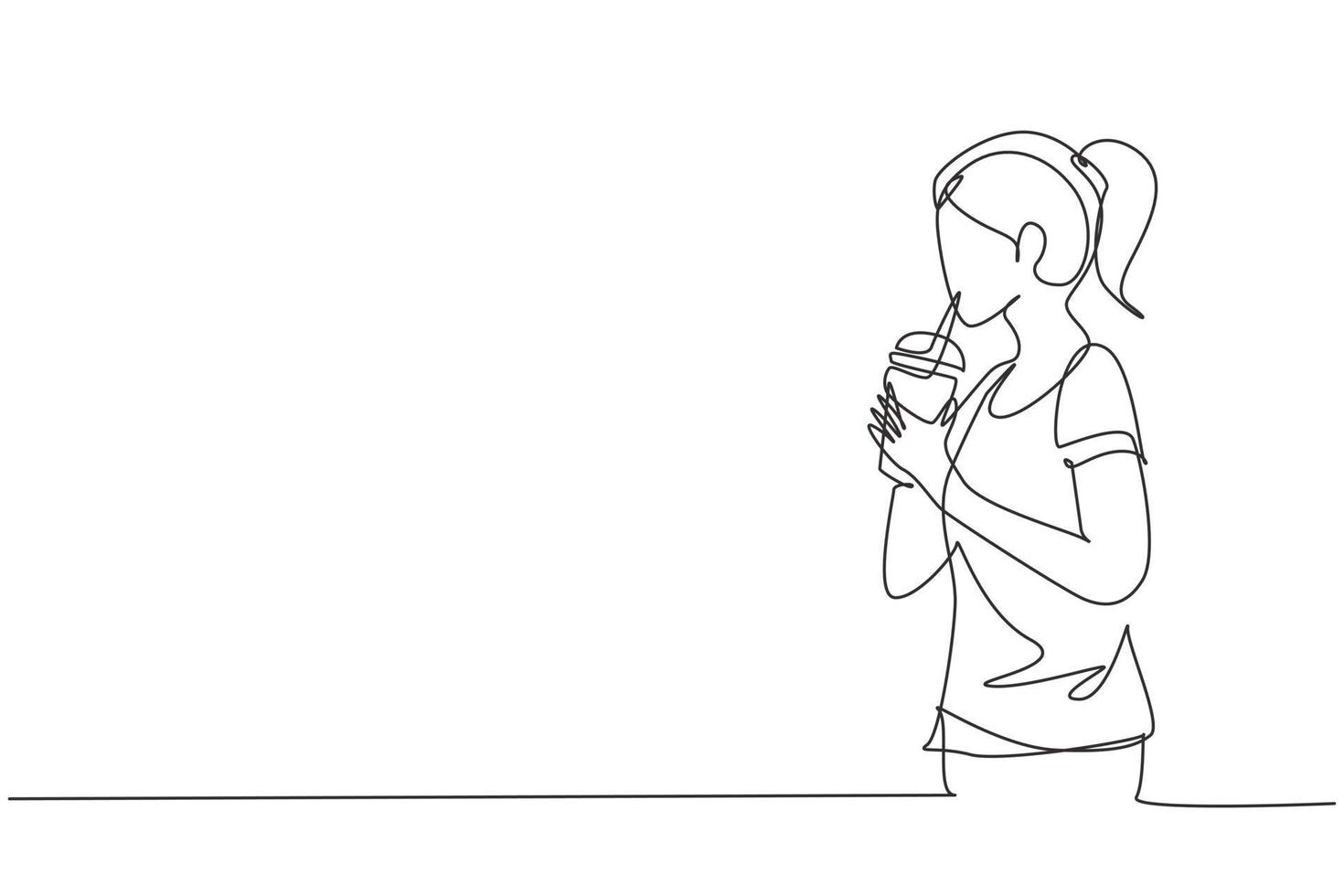 singolo disegno a tratteggio vista laterale della giovane donna adulta che usa la cannuccia e beve il succo di frullato dal bicchiere di plastica. renderla rinfrescante in estate. illustrazione vettoriale grafica di disegno di disegno di linea continua