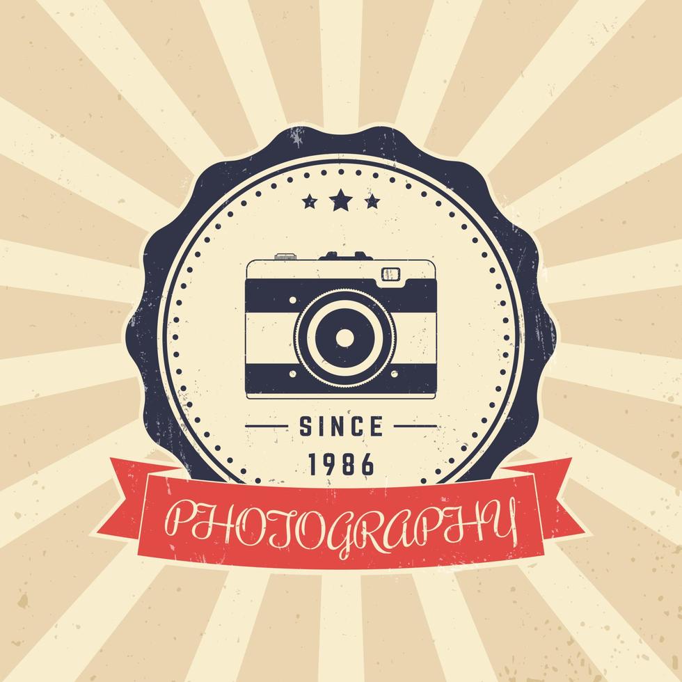 fotografia, logo vintage del fotografo, emblema con fotocamera retrò vettore