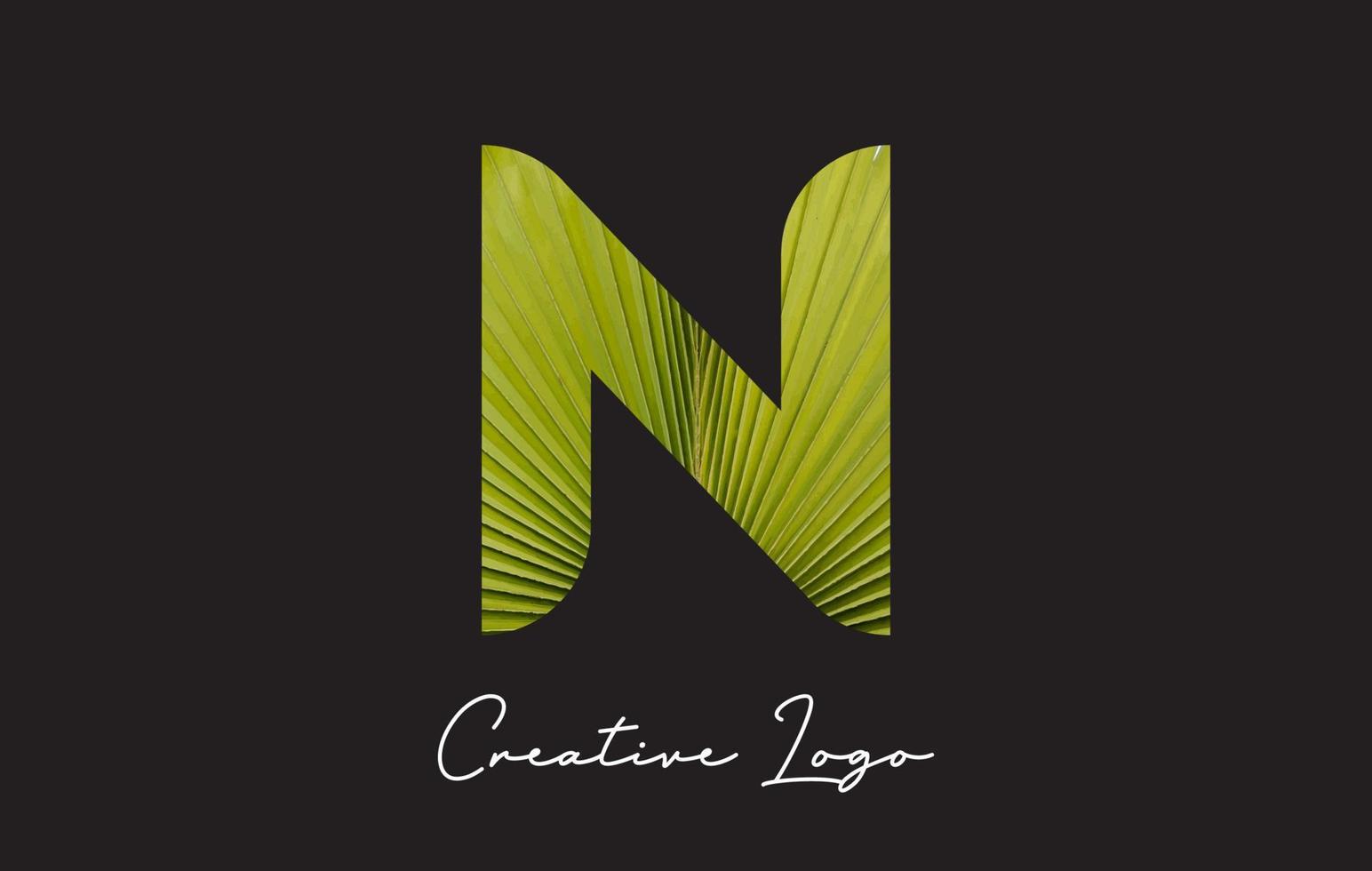 logo della lettera n con motivo a foglie di palma. vettore