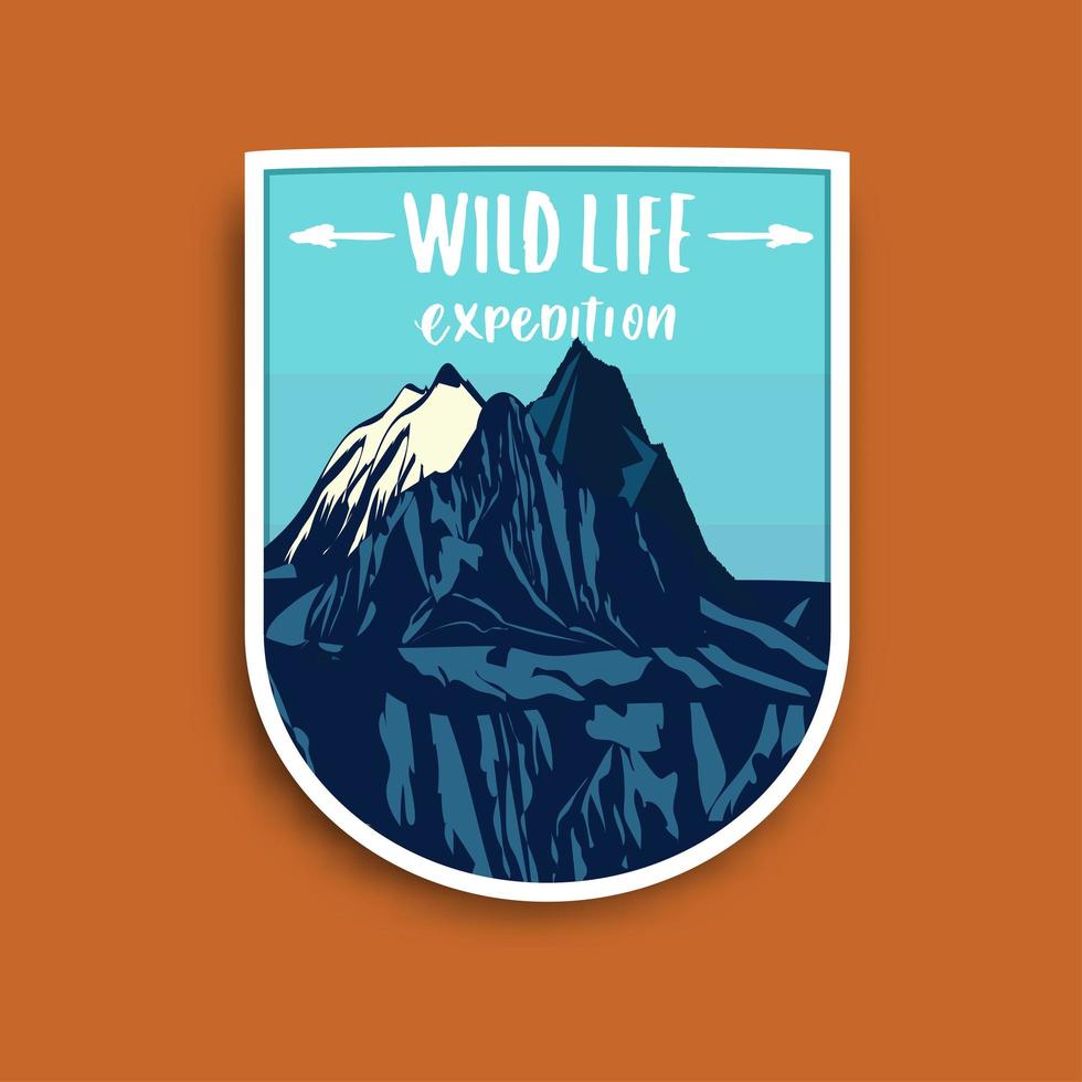spedizione selvaggia. emblema dell'avventura all'aria aperta da campeggio, badge e toppa con logo. vettore