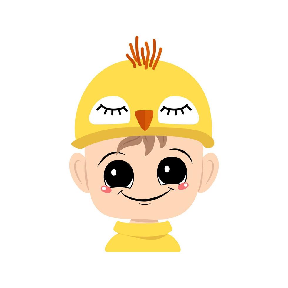 avatar di ragazzo con occhi grandi e ampio sorriso felice in carino cappello di pollo giallo. testa di bambino con viso gioioso per le vacanze di Pasqua, Capodanno o costume per la festa. illustrazione piatta vettoriale