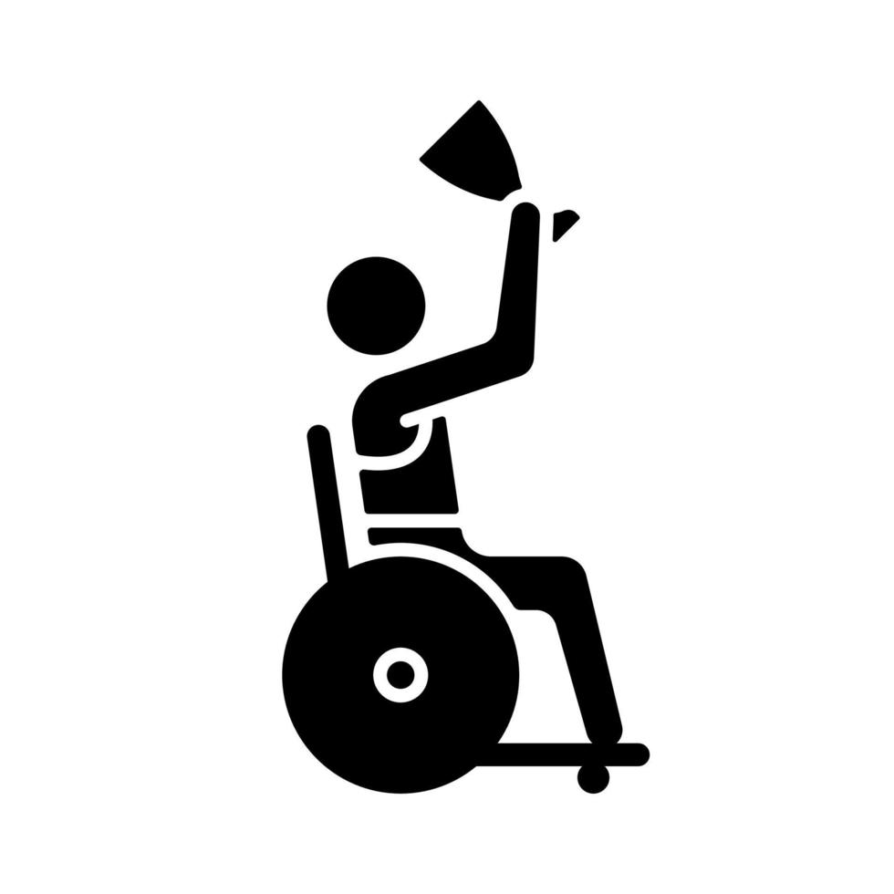 vincitore del concorso con icona del glifo nero disabilità. atleta che tiene la coppa del premio. premiazione del vincitore e congratulazioni. sportivi disabili. simbolo della siluetta su spazio bianco. illustrazione vettoriale isolato