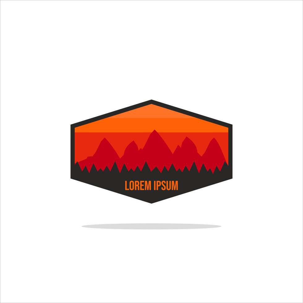 etichetta vintage avventura all'aria aperta, badge, logo o emblema. con silhouette di montagne e foreste. illustrazione vettoriale. vettore