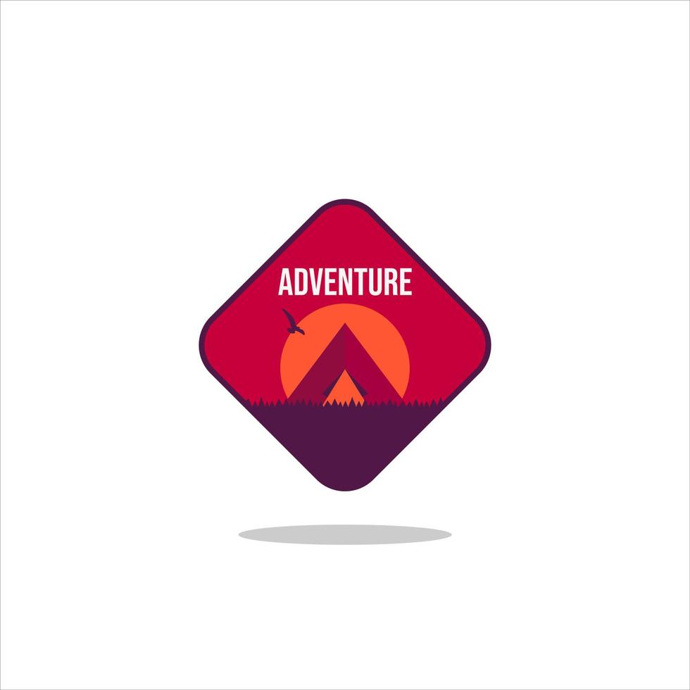 etichetta vintage avventura all'aria aperta, badge, logo o emblema. con silhouette di montagne e foreste. illustrazione vettoriale. vettore