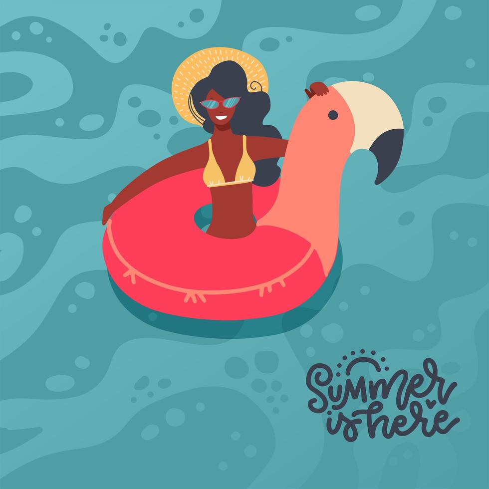 l'estate divertente disegnata a mano è qui banner con ragazza nera che nuota sul cerchio galleggiante del fenicottero rosa nelle onde dell'oceano blu con calligrafia moderna. illustrazione vettoriale piatta.