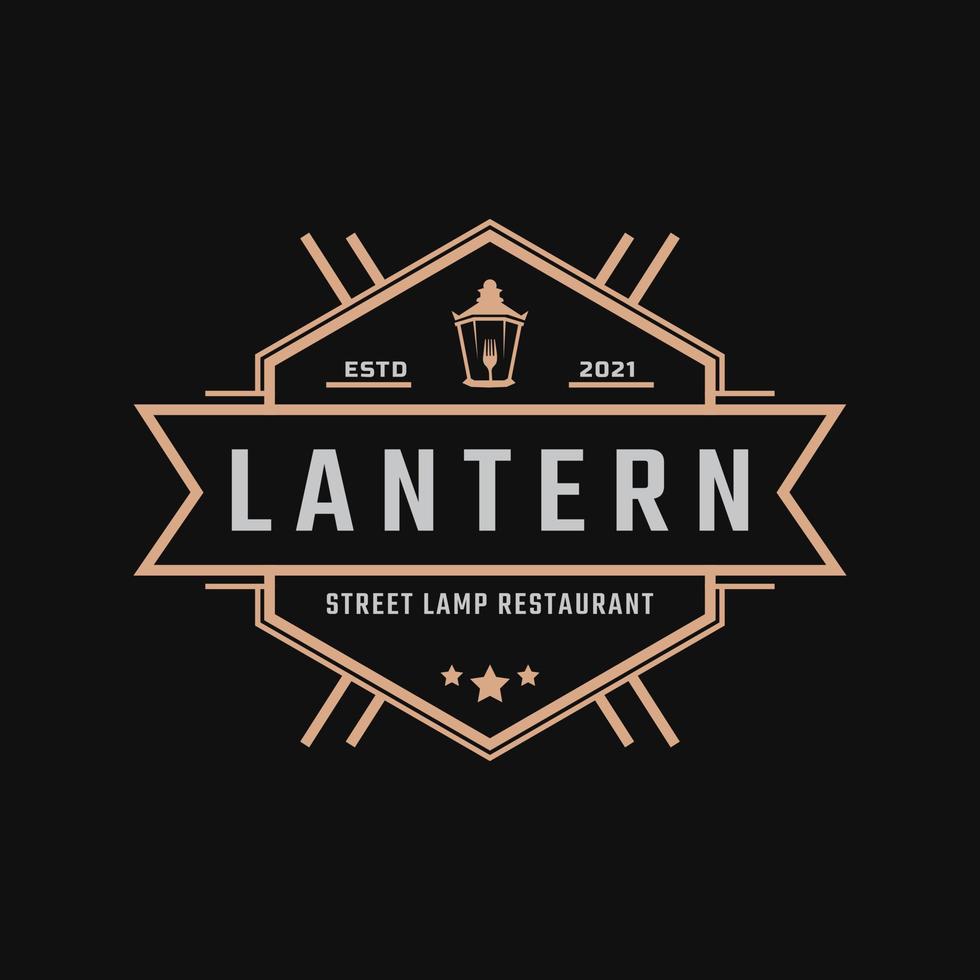 distintivo dell'etichetta retrò vintage classico per lampione stradale con ispirazione per il design del logo del ristorante della forcella vettore