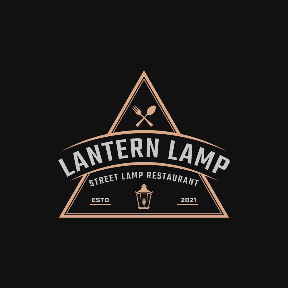distintivo dell'etichetta retrò vintage classico per lampione stradale con ispirazione per il design del logo del ristorante della forcella vettore