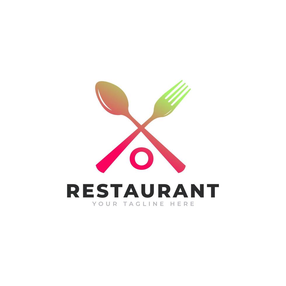 logo del ristorante. lettera iniziale o con forchetta cucchiaio per modello di progettazione icona logo ristorante vettore