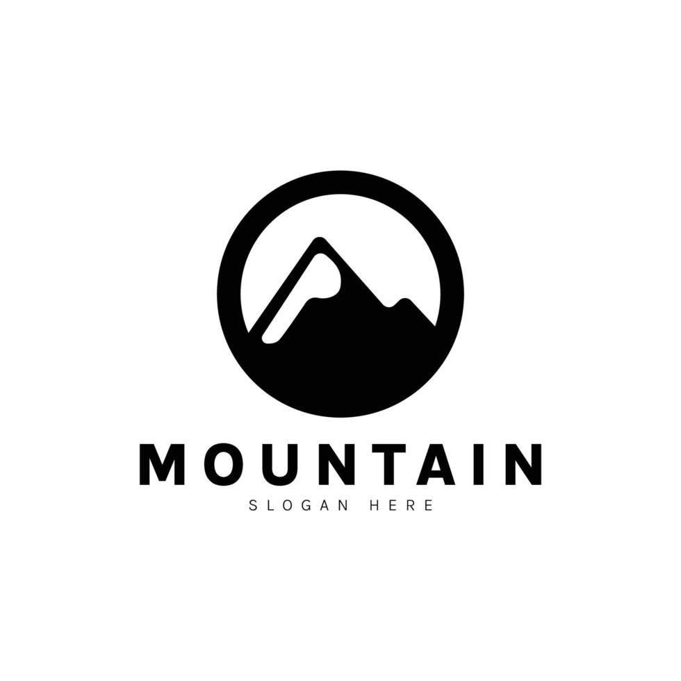 design del logo della montagna. perfetto per il campeggio, l'avventura all'aria aperta, la spedizione, lo sci e l'arrampicata. illustrazione di arte vettoriale