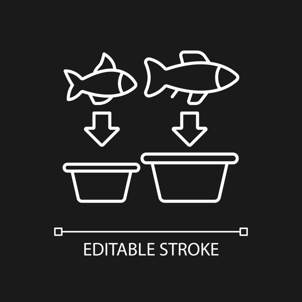 icona lineare bianca per l'ordinamento dei pesci per il tema scuro. classificazione dei prodotti ittici. tavolo di smistamento e macchina. illustrazione personalizzabile a linea sottile. simbolo di contorno vettoriale isolato per la modalità notturna. tratto modificabile