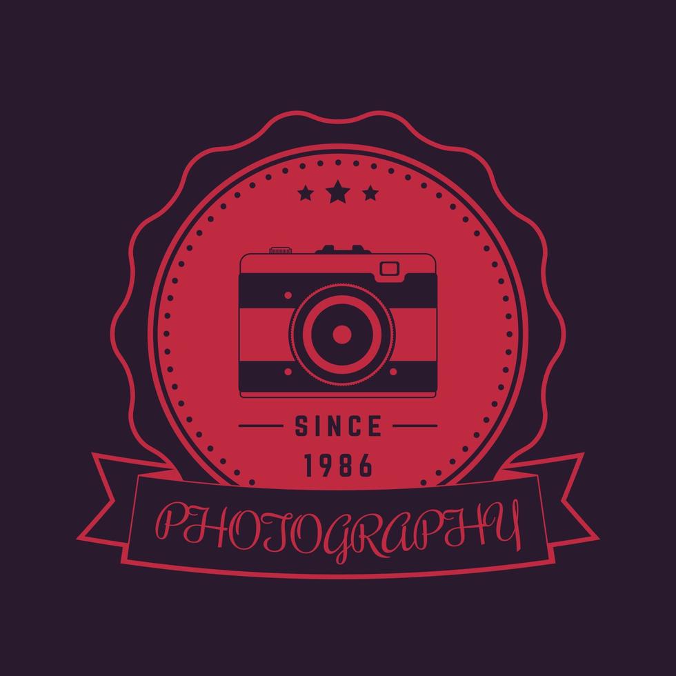 logo fotografico, emblema, badge con vecchia fotocamera, illustrazione vettoriale