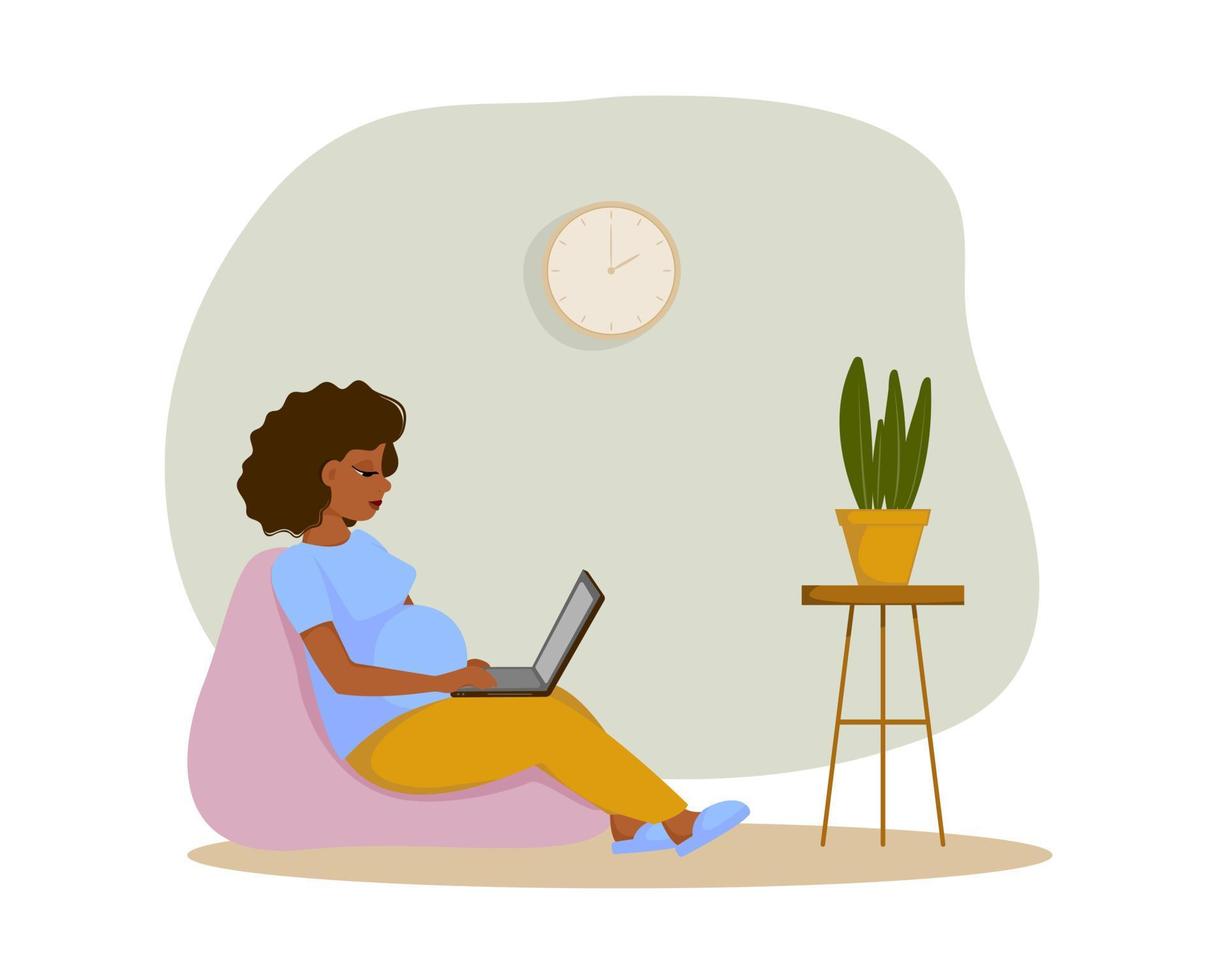 carina donna incinta che lavora da casa con il laptop mentre è seduto su una sedia a sacco. freelance, concetto di coworking. illustrazione vettoriale. design piatto. vettore
