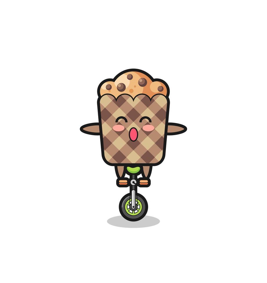 il simpatico personaggio dei muffin sta guidando una bici da circo vettore
