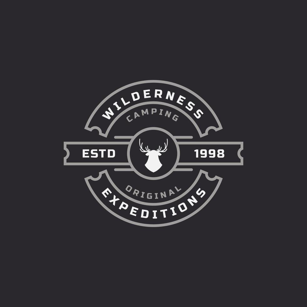 elemento di design logo campeggio distintivo retrò vintage e sagome avventura all'aria aperta montagne e illustrazione dell'emblema del campo forestale vettore