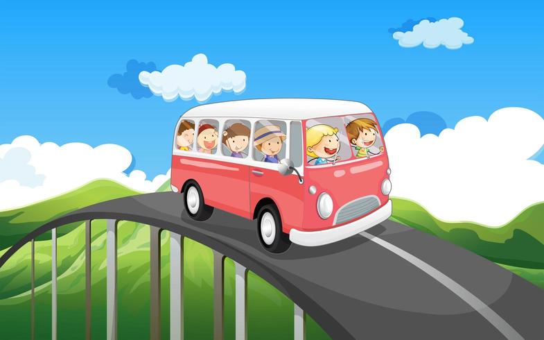 Uno scuolabus con bambini che viaggiano vettore