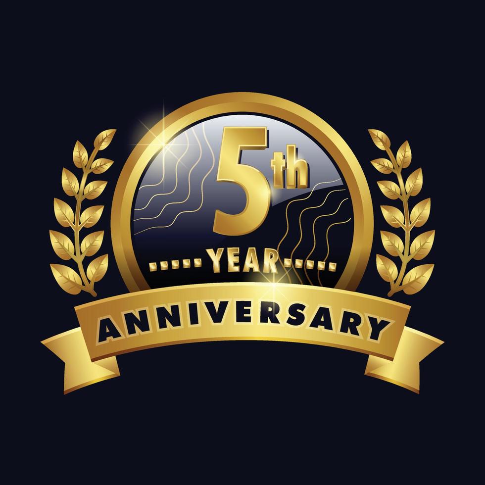 5° anniversario logo dorato distintivo del quinto anno con nastro numero cinque, disegno vettoriale corona d'alloro