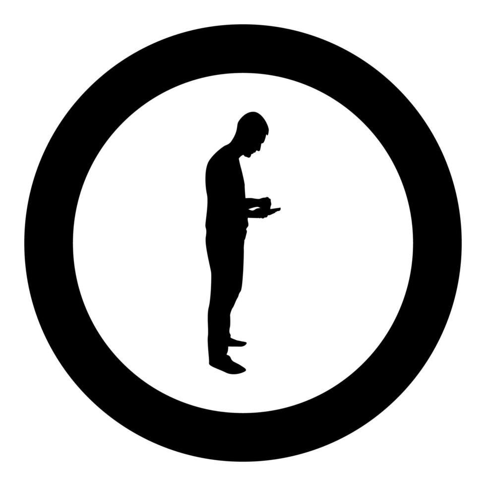 uomo che tiene smartphone telefono giocando tablet maschio utilizzando lo strumento di comunicazione idea guardando il concetto di dipendenza dal telefono dipendenza dalle moderne tecnologie silhouette in cerchio rotondo colore nero vettore
