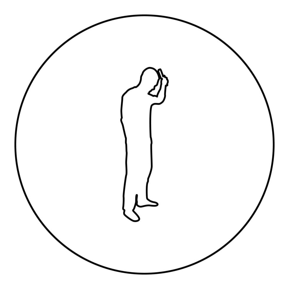 l'uomo sta pettinando i capelli usa la spazzola per capelli vista laterale silhouette in cerchio rotondo colore nero illustrazione vettoriale contorno stile contorno immagine