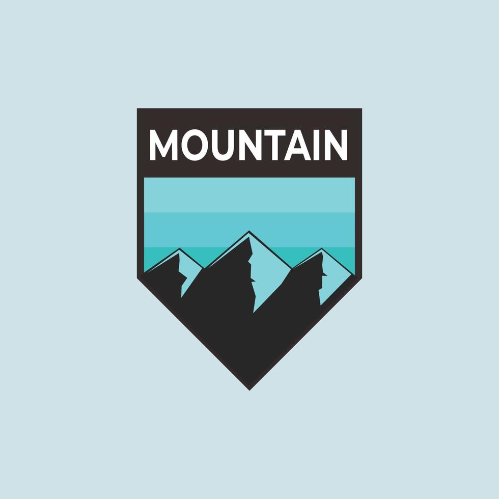 disegno vettoriale del logo del distintivo della montagna all'aperto