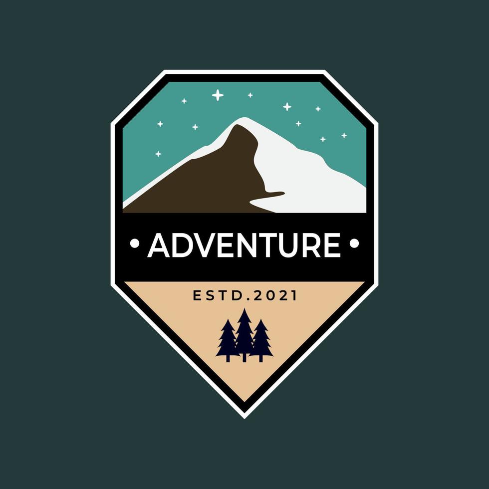 disegno dell'illustrazione di vettore dell'emblema del logo del distintivo dell'avventura di montagna