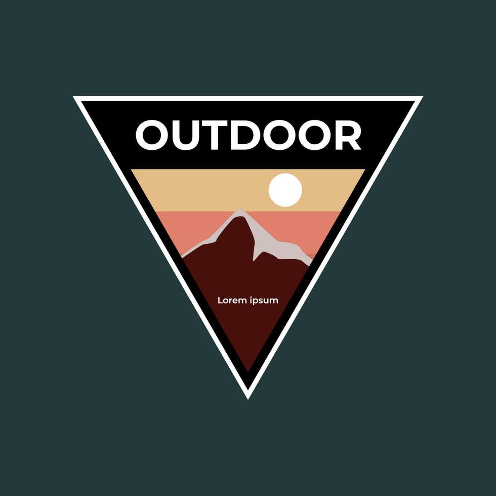 disegno dell'illustrazione di vettore dell'emblema del logo del distintivo all'aperto della montagna