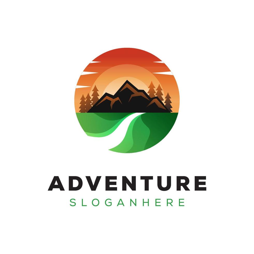 design del logo della montagna di avventura del paesaggio verde vettore