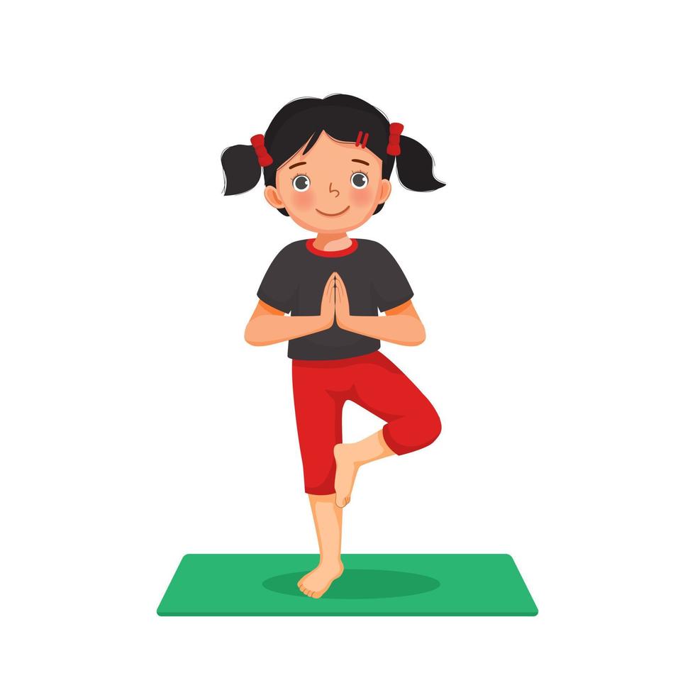 bambina che fa esercizi di fitness ginnici praticando yoga posa su un tappetino verde al coperto a casa vettore