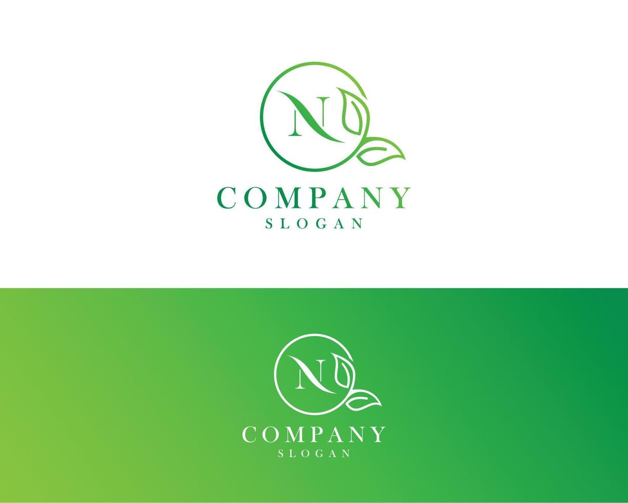 lettera n logo naturale, logo foglia, design logo foglia verde vettore