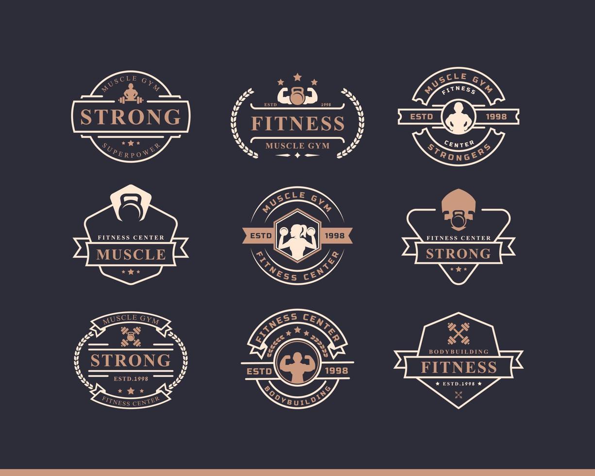 set di centro fitness con badge retrò vintage e loghi tipografici di palestra sportiva con segni e sagome di attrezzature sportive vettore