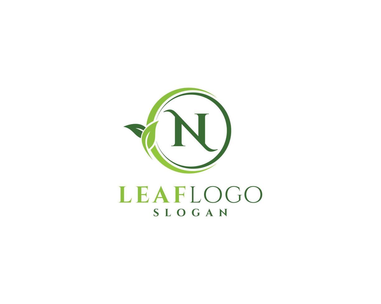 lettera n logo foglia naturale, logo foglia, design logo cerchio foglia verde vettore