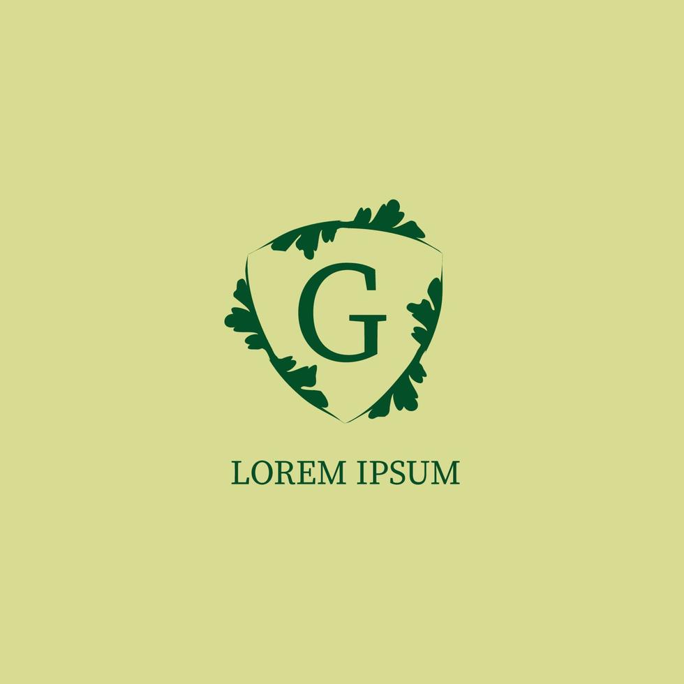 modello di progettazione del logo alfabetico della lettera g. illustrazione decorativa del segno dello scudo floreale. protezione della natura, concetto di logo di sicurezza isolato su colore beige verde. vettore