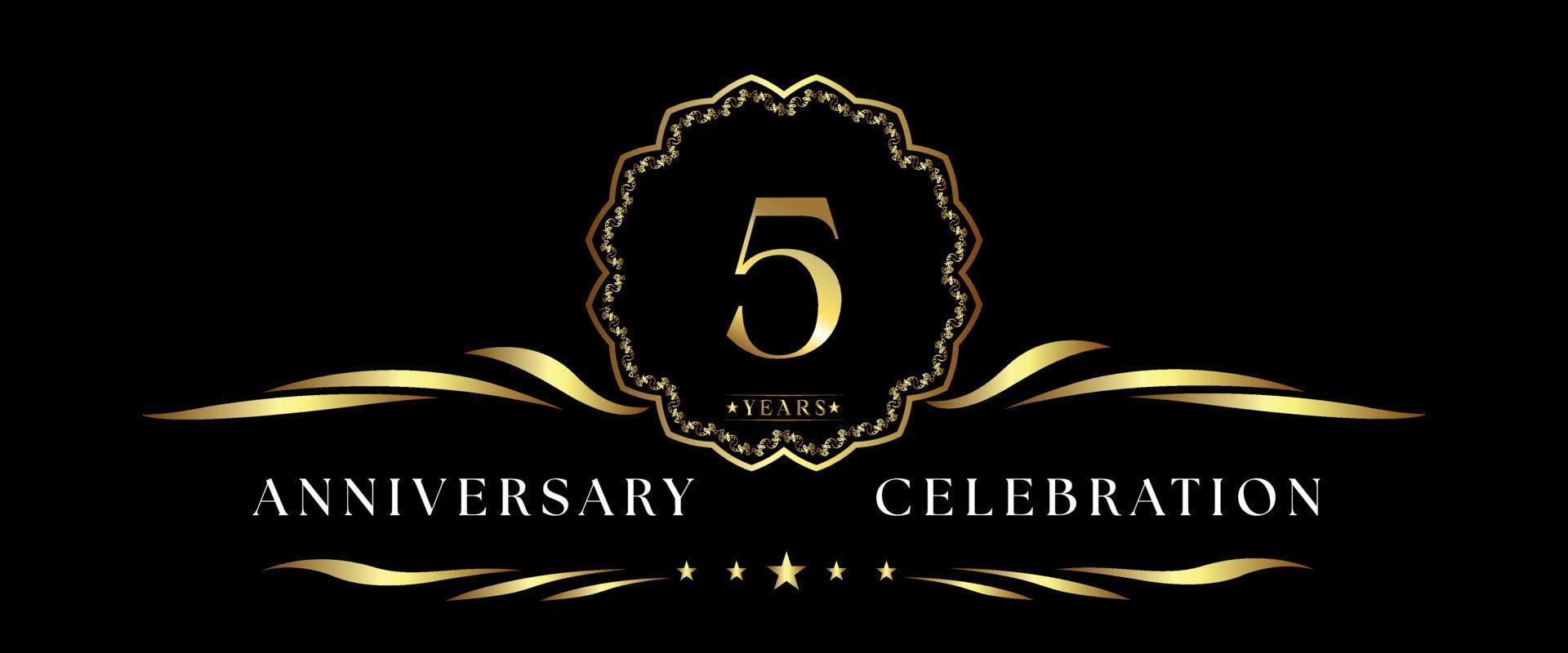 Celebrazione dell'anniversario di 5 anni con cornice decorativa dorata isolata su sfondo nero. disegno vettoriale per biglietto di auguri, festa di compleanno, matrimonio, festa evento, cerimonia. Logo dell'anniversario di 5 anni.