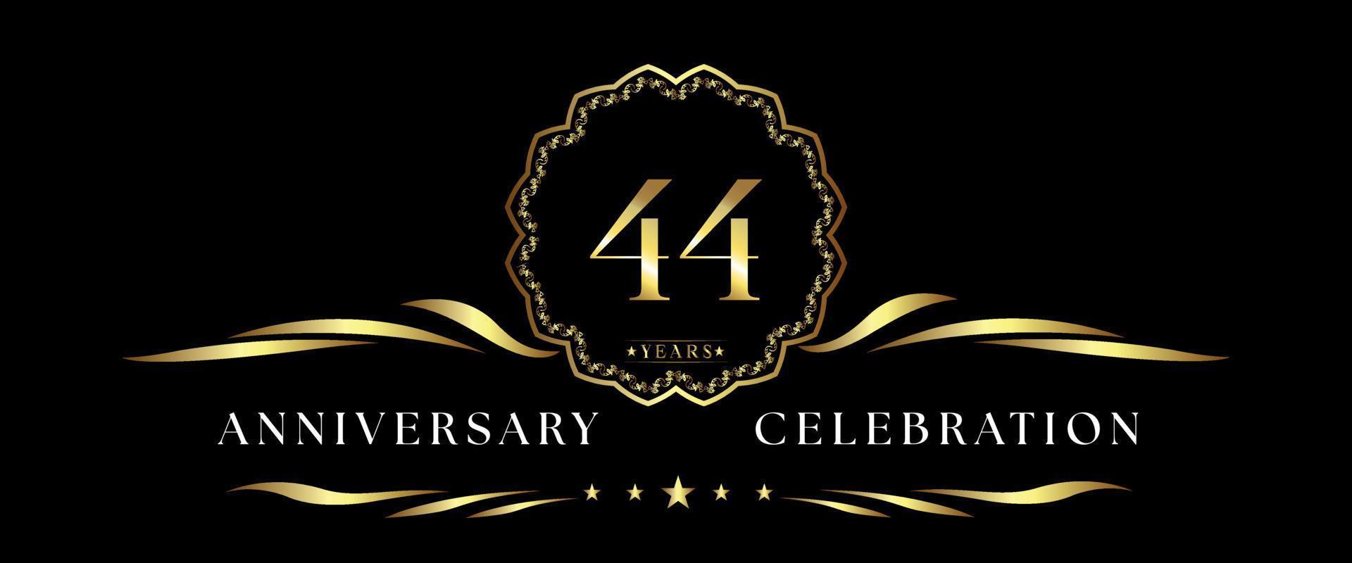 Celebrazione dell'anniversario di 44 anni con cornice decorativa dorata isolata su sfondo nero. disegno vettoriale per biglietto di auguri, festa di compleanno, matrimonio, festa evento, cerimonia. Logo dell'anniversario di 44 anni.
