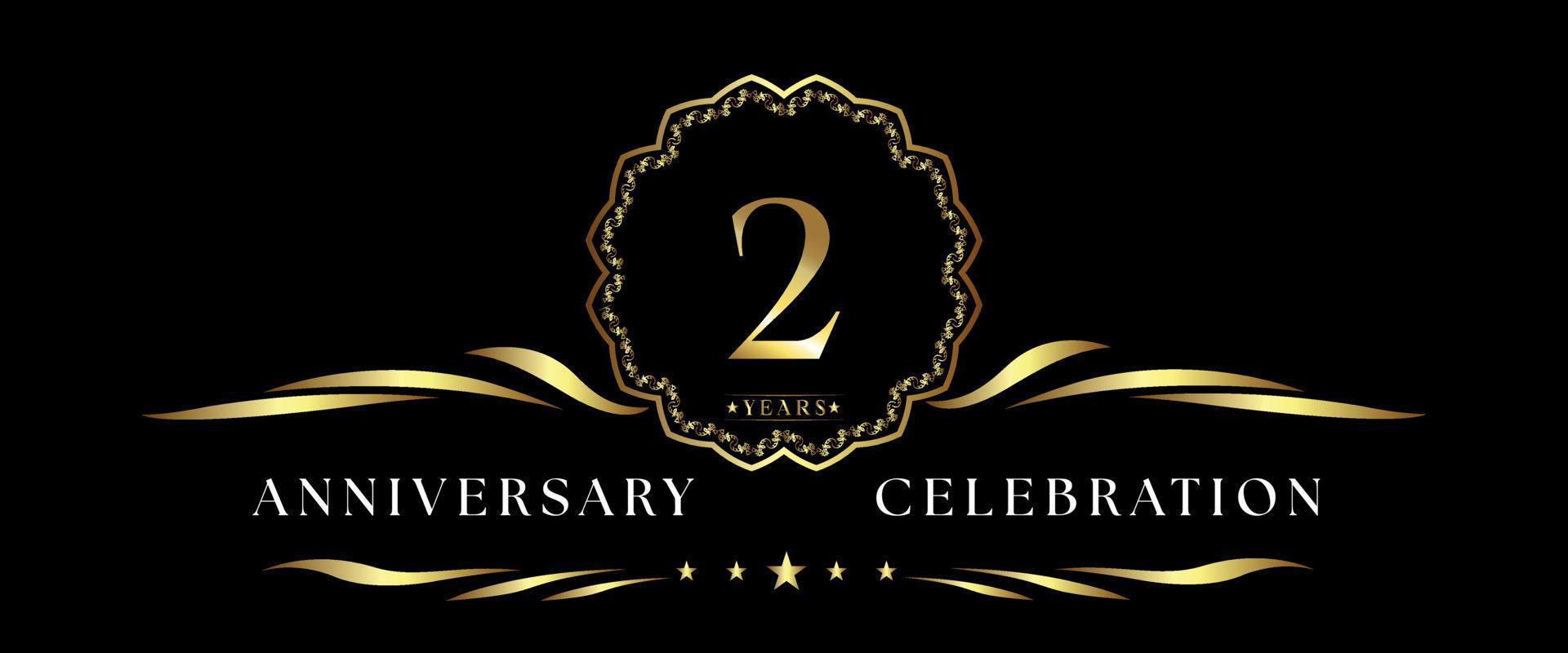 Celebrazione dell'anniversario di 2 anni con cornice decorativa dorata isolata su sfondo nero. disegno vettoriale per biglietto di auguri, festa di compleanno, matrimonio, festa evento, cerimonia. Logo dell'anniversario di 2 anni.