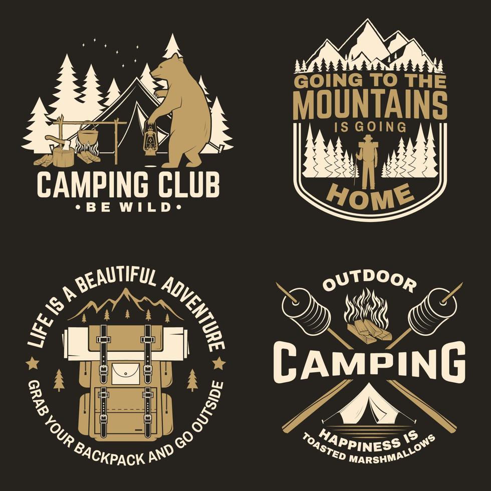 felice campeggiatore. vettore. concetto per camicia o logo, stampa, timbro. design vintage con lanterna, tenda da campeggio, falò, cabina nella foresta, dolci marshmallow su bastone, silhouette di montagna e foresta. vettore