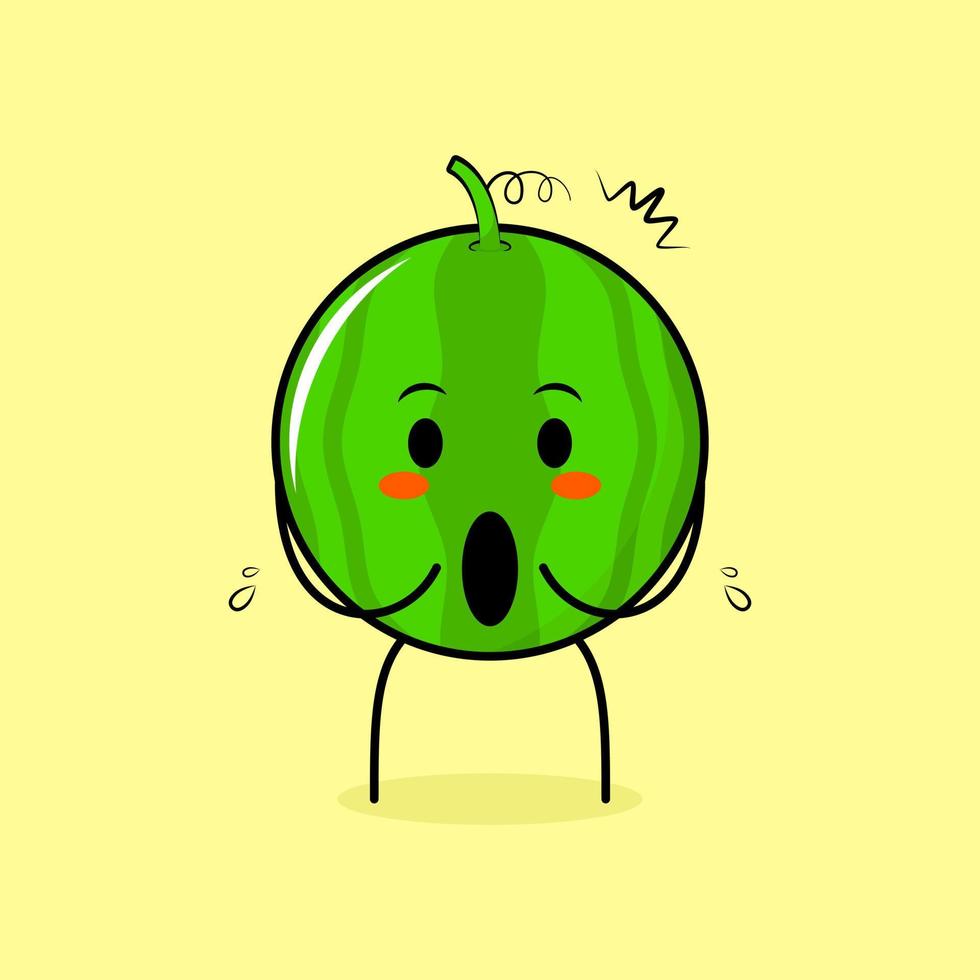 simpatico personaggio di anguria con espressione impressionata e bocca aperta. verde e giallo. adatto per emoticon, logo, mascotte vettore