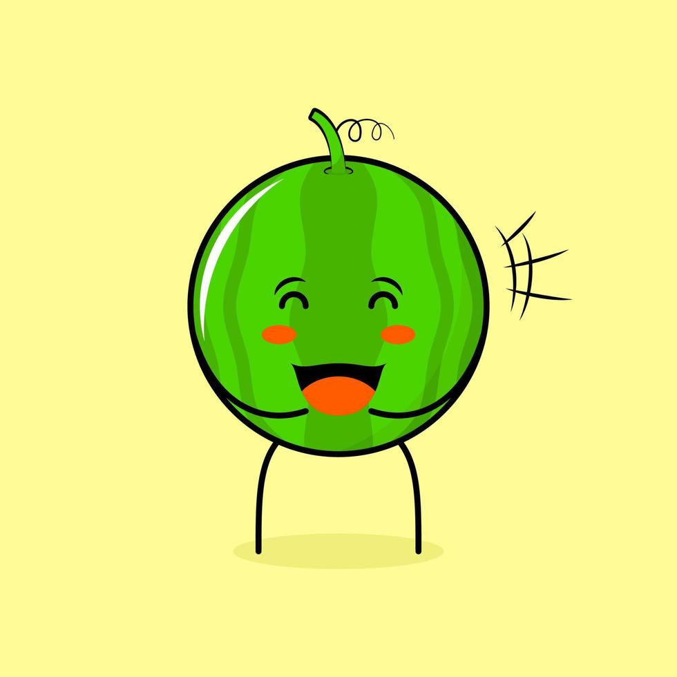 simpatico personaggio di anguria con espressione felice, occhi chiusi e bocca aperta. verde e giallo. adatto per emoticon, logo, mascotte vettore