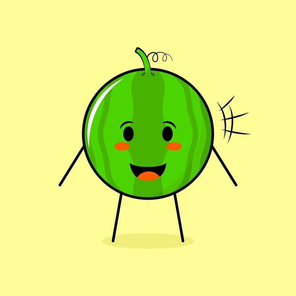 simpatico personaggio di anguria con espressione felice e bocca aperta. verde e giallo. adatto per emoticon, logo, mascotte vettore