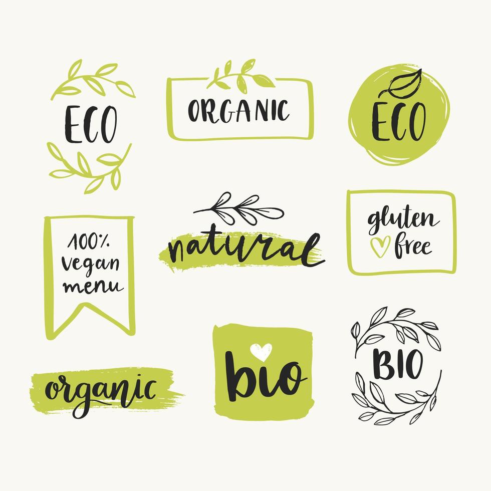 set disegnato a mano di etichette alimentari organiche, ecologiche, bio, naturali, senza glutine, vegane ed elementi di design vettoriale. modelli di logo di cibo sano vettoriale per mercato alimentare, ristorante, imballaggio, e-commerce.