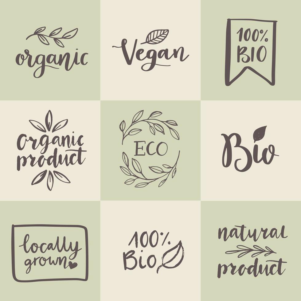 set di etichette alimentari biologiche, ecologiche, bio, naturali, senza glutine, vegane ed elementi di design vettoriale. modelli di logo di cibo sano disegnati a mano. vettore