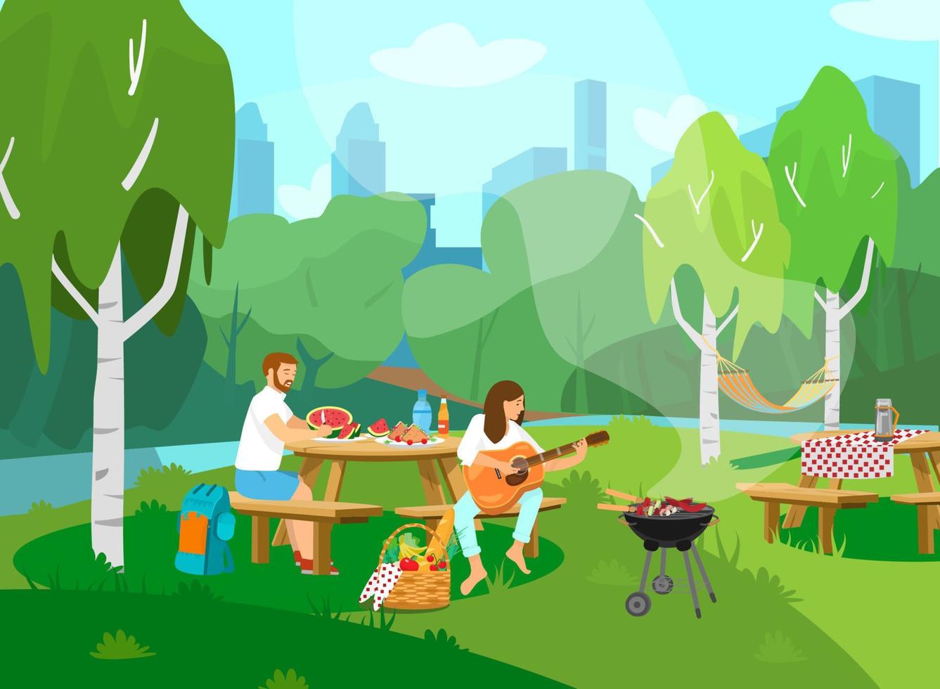 illustrazione vettoriale di coppia che ha picnic nel parco. donna che suona la chitarra, uomo che taglia l'anguria. paesaggio urbano sullo sfondo. cestino da picnic, barbecue. stile cartone animato.