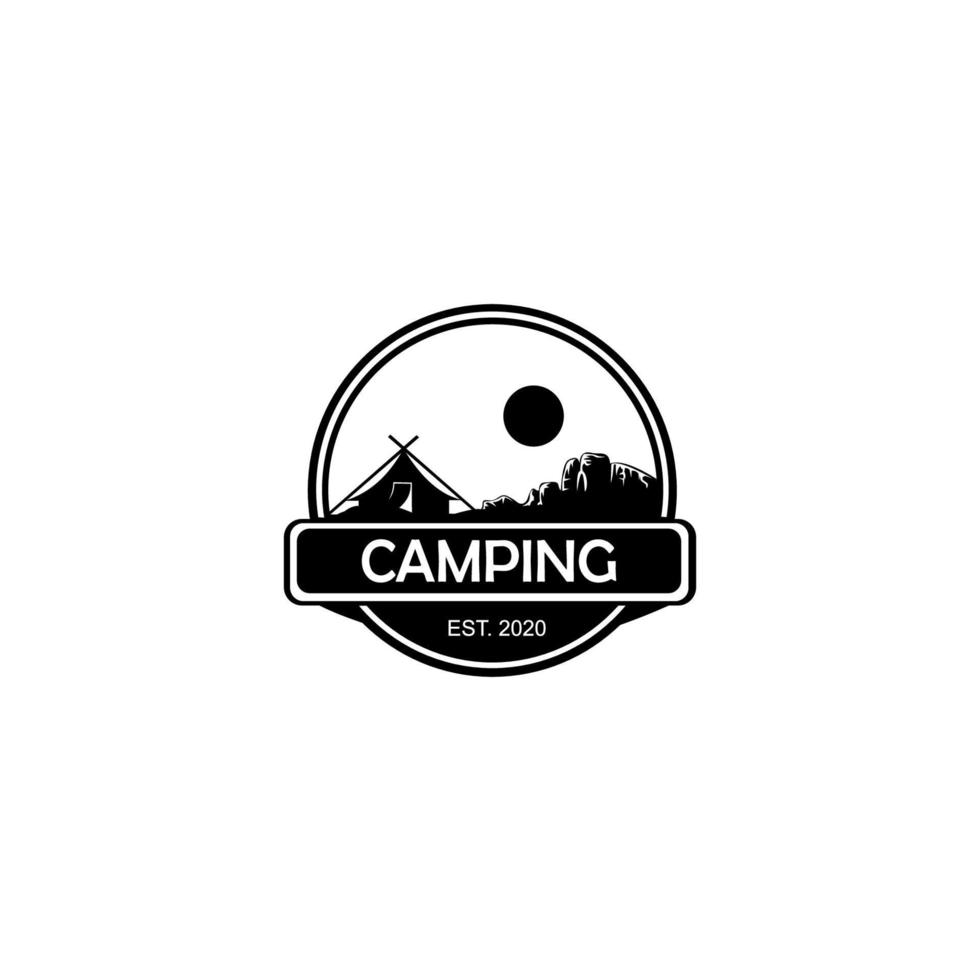 logo per l'avventura in campeggio in montagna, il regalo in campeggio in montagna, gli emblemi per il campeggio e l'avventura all'aria aperta vettore