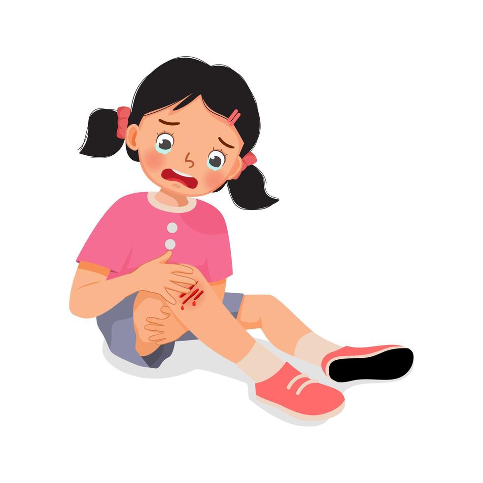 la bambina triste ha un infortunio al ginocchio che piange tenendosi la gamba sanguinante graffiata con lividi dopo essere caduta vettore