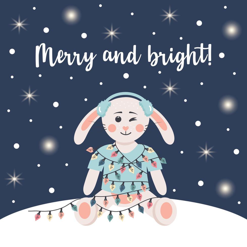 simpatico coniglio in cuffia invernale è avvolto in una ghirlanda. carta invernale con luci brillanti e neve. testo allegro e luminoso. vettore