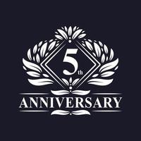 Logo dell'anniversario di 5 anni, logo floreale di lusso del 5° anniversario. vettore