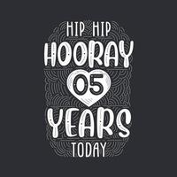hip hip evviva 5 anni oggi, lettering evento anniversario di compleanno per invito, biglietto di auguri e modello. vettore