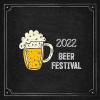 oktoberfest 2022 - festa della birra. elementi di doodle disegnati a mano. festa tradizionale tedesca. boccale di birra in vetro su una lavagna nera con scritte. vettore