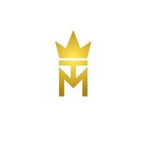 icona del logo della lettera dell'alfabeto tm con design della corona del re. modello creativo per azienda e affari in bianco colori pro vettore