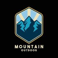 design del logo del distintivo all'aperto di montagna vettore