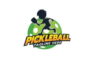 logo per bambini pickleball con una silhouette di un ragazzo che gioca a pickleball. vettore